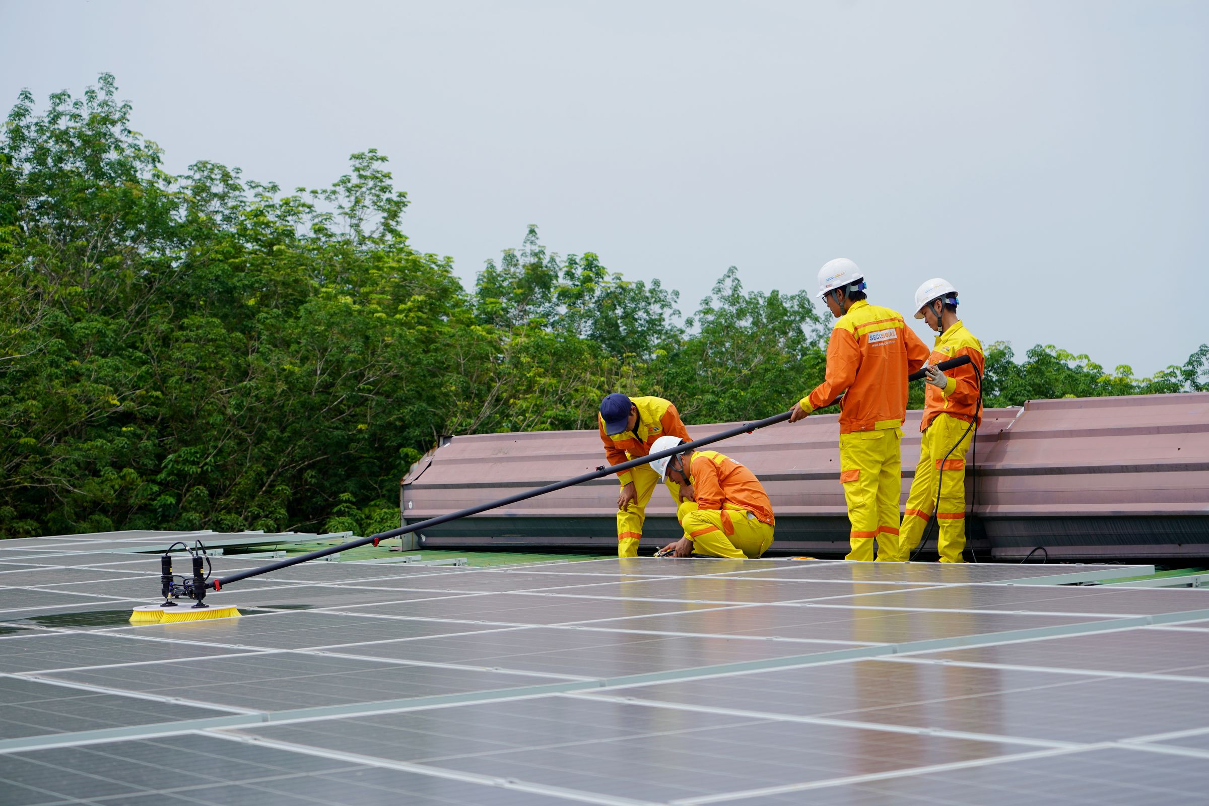 Equipe técnica realizando manutenção em uma usina solar